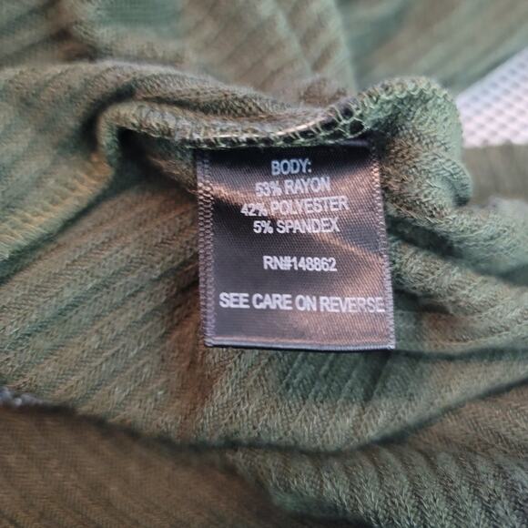 Torrid Lightweight  Green V-Neck Buttons Lace up Sleeves Winter Top 3 - 3X - Picture 6 of 7